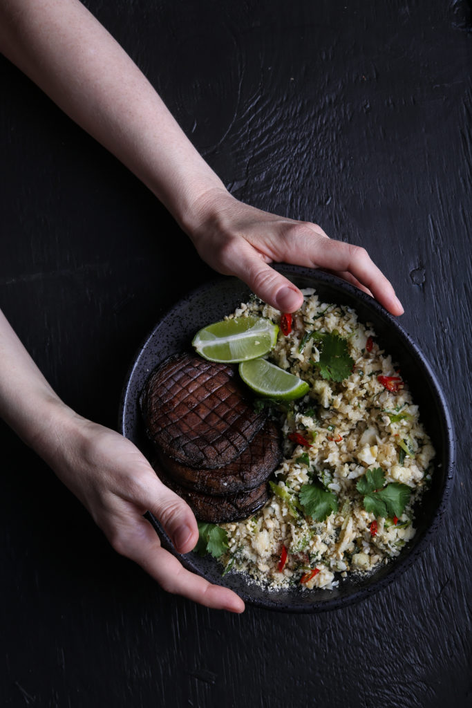 Arroz de coliflor con portobellos prensados