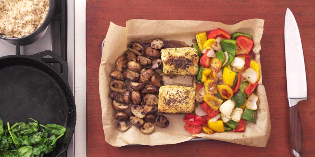 tofu asado vegano y verduras en una bandeja para hornear