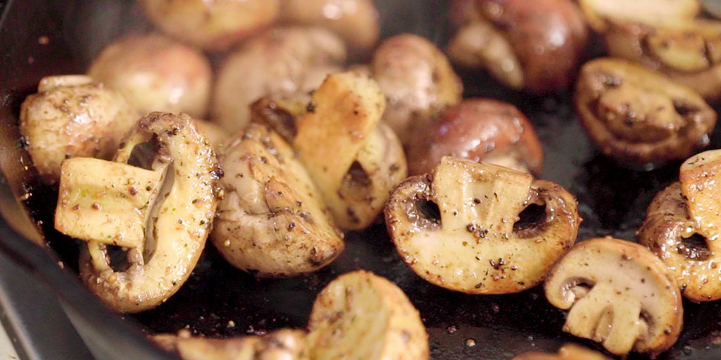 gros plan de champignons poêlés