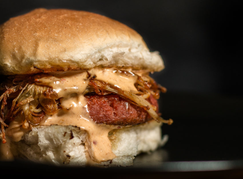 Bortom-Burger-med-Piri-Piri-Mayo-och-Enoki-svampar-3-850x625