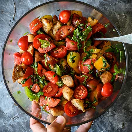 สูตรสลัด Panzanella ทีละขั้นตอน