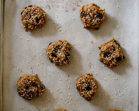 vegan peanut butter and chocolate chip cookies