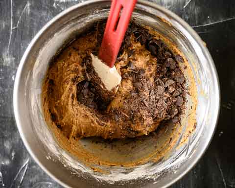 vegan peanut butter and chocolate chip cookies