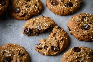 vegan peanut butter and chocolate chip cookies