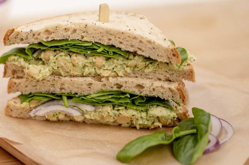 Veganes Sandwich mit Kichererbsensalat