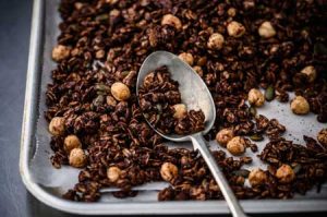 granola végétalien cuit au chocolat et aux noisettes