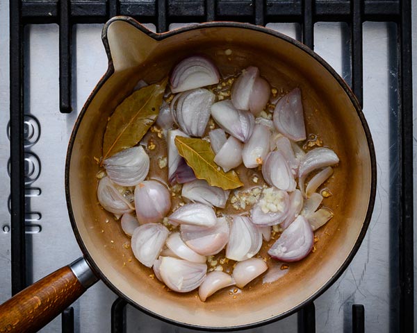 vitlök och lök till vegansk köttpaj