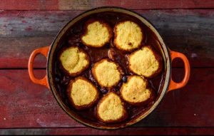 Zapatero vegano de pan de maíz con salchicha de chipotle - Wicked Kitchen