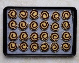 vegan swirl cookies op dienblad