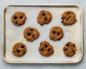 biscuits végétaliens aux raisins secs et à l'avoine cuits au four