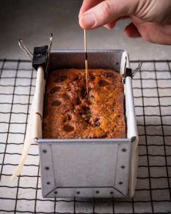 plantaardig bananenbrood met chocoladeschilfers