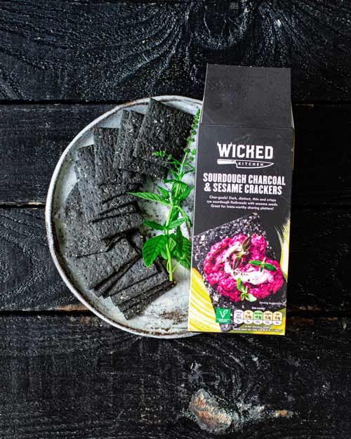 Wicked Kitchen Sauerteig-Holzkohle-Cracker Snack auf Pflanzenbasis